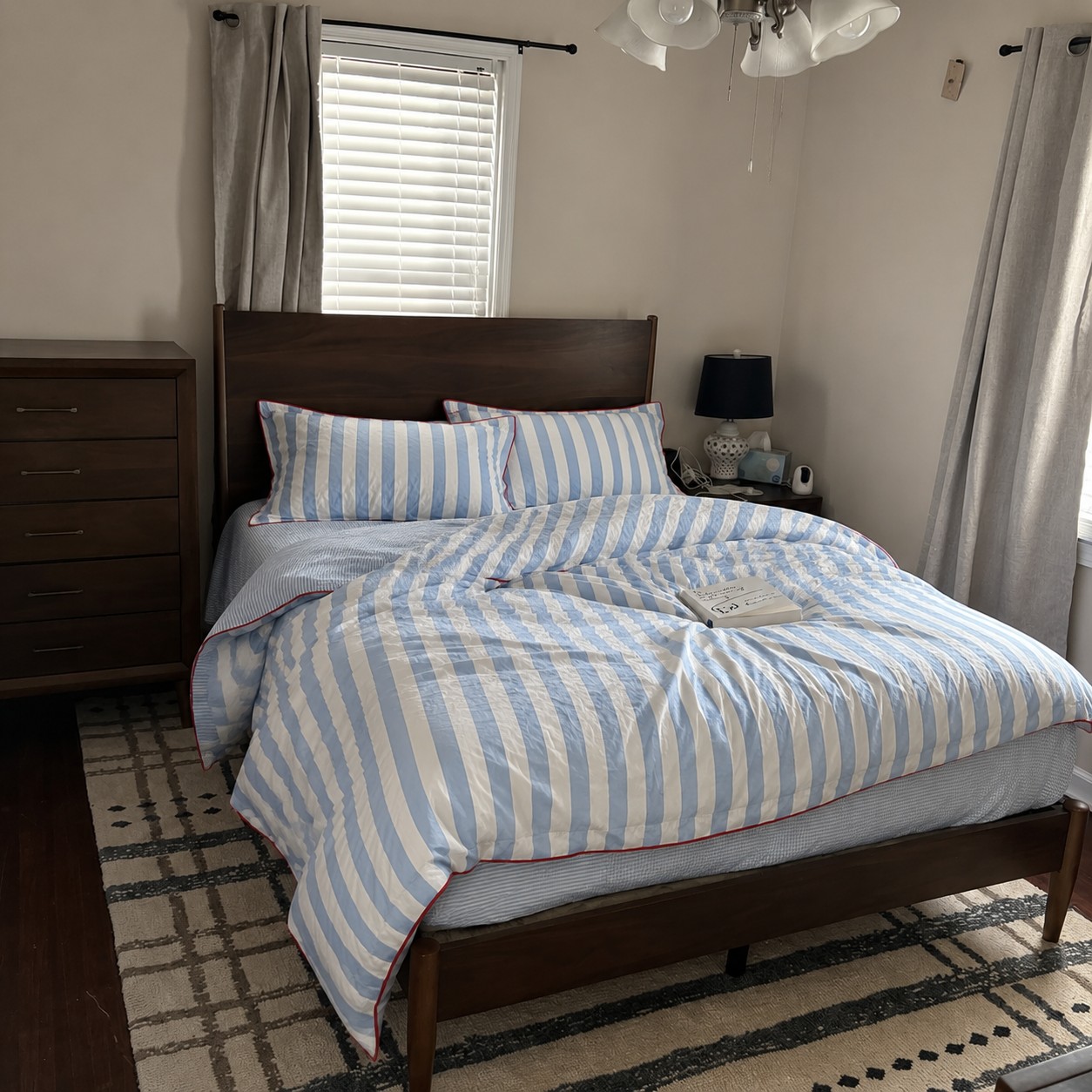 Customer photo with minimalist cotton bedding